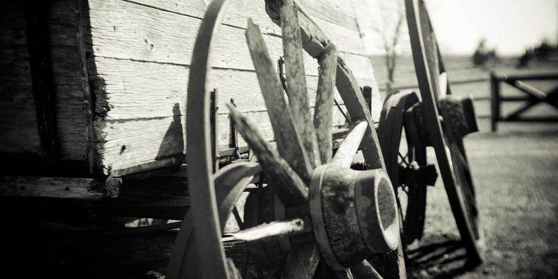 杭州餐饮空间装修设计：以动线规划与极简设计提升客单价的装饰工程实践